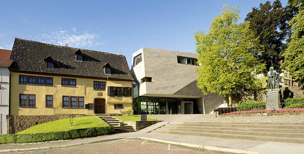 Bachhaus mit Denkmal_ A. Nestler